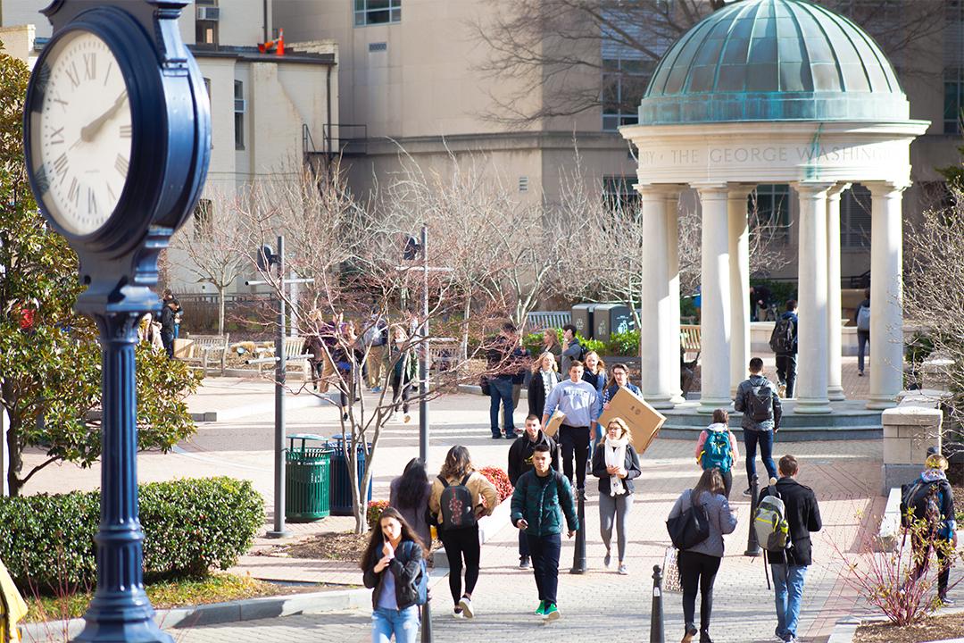 Students walking in Kogan Plaza